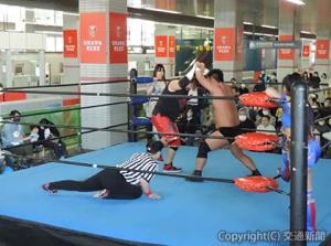 浦和美園駅３番線ホームで開催された「駅ナカプロレス旗揚げ戦」©Alma Libre