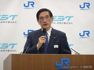 長期ビジョンと中期経営計画を発表する長谷川社長