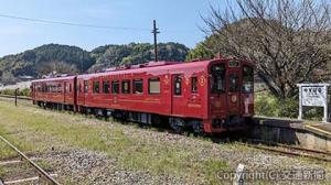 赤い車体が映える観光列車「ことこと列車」
