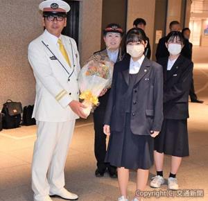 生徒代表から花束を受け取った髙島副駅長（左）