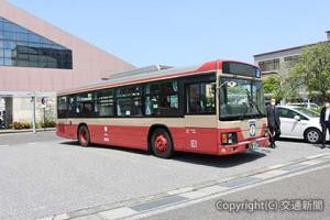 〝赤電〟カラーに塗装したバス車両（近江鉄道提供）