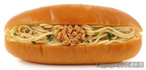 「キング軒監修　汁なし担担麺ドッグ」のイメージ（ＪＲ東日本クロスステーション提供）