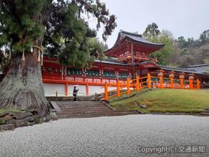 朱塗りが映える春日大社の中門。奥に本殿がある