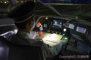 自動運転の走行試験でボタンを押して列車を出発させる運転士（ＪＲ東海提供）