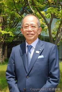 受章の喜びを語る泉氏