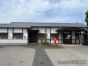 「＃さんちゃんち」外観（右側は三見駅入り口）＝萩市提供＝