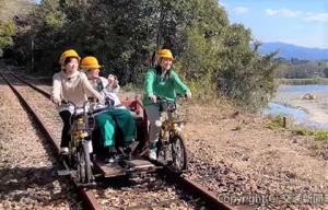 線路上を専用のマウンテンバイクで走行できる体験型イベント「くまチャリ」のイメージ（くま川鉄道提供）