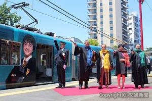 出発合図を送る後藤会長（右端）、小池知事（右から２人目）、粕谷管区長（左端）ら