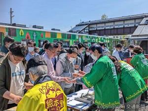 おもてなし企画でにぎわう剣淵駅（ＪＲ北海道提供）