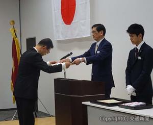 受賞箇所の代表に表彰状を手渡す長谷川社長（中央）