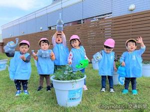 ホップの苗に水をやる園児たち（ＪＲ小倉シティ提供）