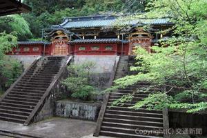 左に浅間神社、右に神部神社の本殿を構える静岡浅間神社