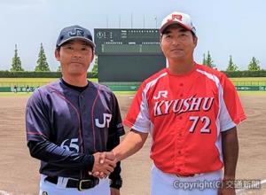 試合前に固い握手を交わす田村監督（左）と中野監督