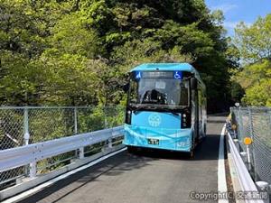 専用道区間を試験走行する電気バス（深倉―筑前岩屋間）=ＪＲ九州提供=