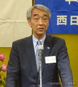 あいさつする吉江新会長