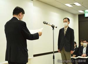 日野フーズカンパニー長（左）から表彰される髙橋さん（ＪＲ東日本クロスステーション提供）