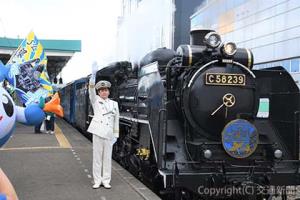 出発合図を行う髙橋駅長＝釜石駅＝（ＪＲ盛岡支社提供）