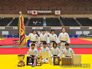 全日本実業柔道団体対抗大会で初優勝したＪＲ東日本女子柔道部（ＪＲ東日本提供）