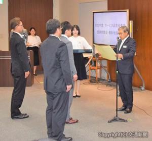 深澤社長（右）から表彰状を授与される受賞者