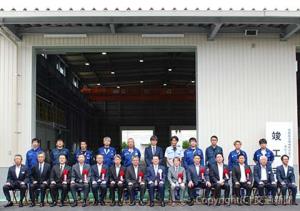 竣工式に出席した田中社長（前列右から７人目）、長戸専務（同８人目）ら