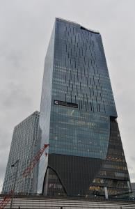 ３棟に分かれる「渋谷スクランブルスクエア」のうちトップを切って１９年に竣工・開業した東棟。地上４７階、高さ２２９㍍、渋谷で最高層です