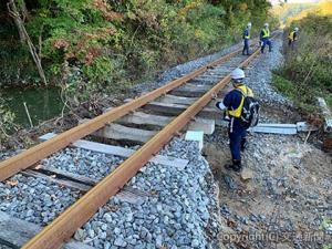 台風で被災した三陸鉄道リアス線を調査する鉄道・運輸機構の職員（鉄道建設・運輸施設整備支援機構提供）