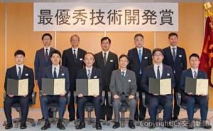 丹羽社長（前列右から３人目）と最優秀技術開発賞の受賞者ら（ＪＲ東海提供）