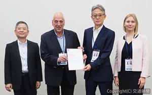 「ISO Excellence Award」を受賞した山本氏（右から２人目）＝鉄道総研提供＝