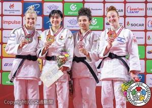 金メダルを獲得した田中選手（左から２人目）＝国際柔道連盟提供＝