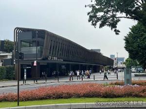 鋳物製のルーバーが目を引く公園口の新駅舎