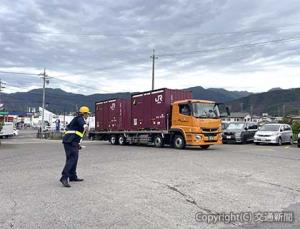 ５月に行われた試験で、各地から南松本駅に到着したトラックを構内に誘導する様子（ＪＲ貨物提供）
