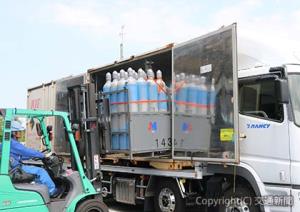 半導体材料ガスのボンベをコンテナに積み込む様子（ＪＲ貨物提供）