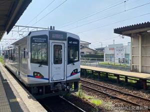 肥後大津駅に乗り入れた南阿蘇鉄道のＭＴ―４０００形（ＪＲ九州提供）