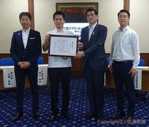 伝達式で記念撮影する（左から）永藤市長、吉村知事、長谷川社長、横山市長