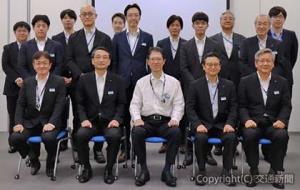 発足式に出席した太田社長（前列中央）ら＝ＪＲ東日本テクノロジー提供＝