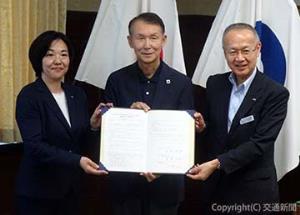 協定書に調印した（左から）富澤支社長、岸本知事、小谷野社長