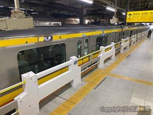 今年２月から使用を開始した立川駅南武線（８番線）のホームドア＝ＪＲ東日本提供＝