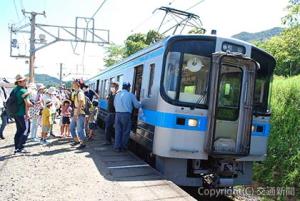 乗降客でにぎわう津島ノ宮駅ホーム