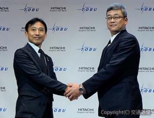 発表会後に握手する山本常務執行役員（右）と吉田部長