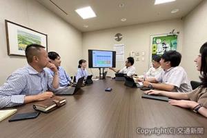 定期的なミーティングで議論を重ねるプロジェクトメンバーら（ＪＲ北海道提供）