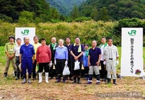 森づくりに参加した喜㔟副社長（右から６人目）ら＝ＪＲ東日本提供＝