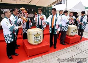 鏡開きで茨城ＤＣの開幕を祝う喜㔟副社長（左から２人目）、小川支社長（左端）、大井川知事（左から４人目）、デヴィさん（同３人目）ら