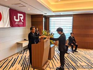 内定通知書を手渡す池田常務（左）