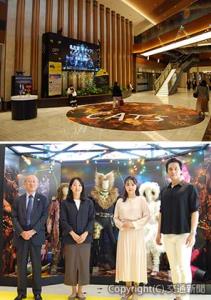 ㊤「キャッツ」の世界観を表現した館内装飾㊦除幕式に参加した巣山社長（左端）と神永さん（右端）、江畑さん（右から２人目）