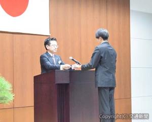 内定通知書を手渡す雨宮部長（左）