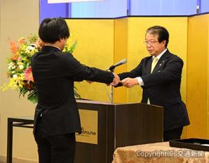 内定通知書を手渡す篠部本部長（右）