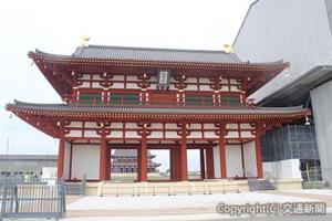平城宮跡に復元された大極門