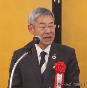 あいさつする原田会長