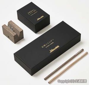 高輪築堤の木材を活用した「記憶のえんぴつ」と鉛筆削り（提供＝ＪＲ東日本、コクヨ）
