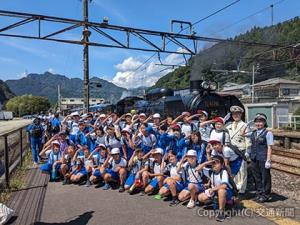 横川駅到着後、ＳＬを背に敬礼ポーズで記念撮影した児童
